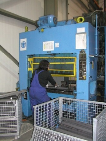 Conventional punching - eccentric press in the pressure range 25 ton