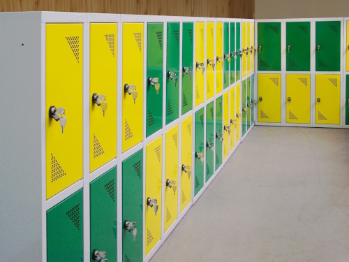 Szafki schwkowe w małej szatni szkolnej
