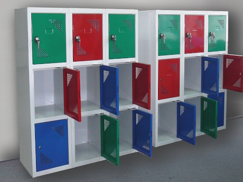 Szafki szkolne mogą dodawać koloru na szkolnym korytarzu