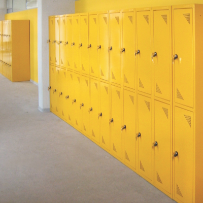 Szafy schowkowe skrytkowe w przestrzeni pomiędzy klasami