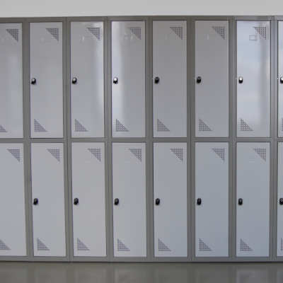 Szafki schowkowe w klasycznej szarości