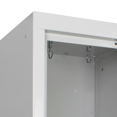 Schowek szafki szkolnej wyposażony w dwa wieszaki